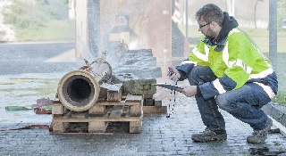 Practical high-pressure jetting resistance test on short-liners as per DIN 19523