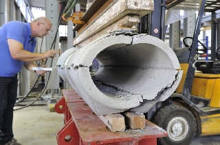 Vertical-compression test on a DN500 reinforced-concrete pipe