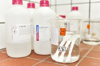 Testing of a material‘s behaviour under exposure to liquid chemicals