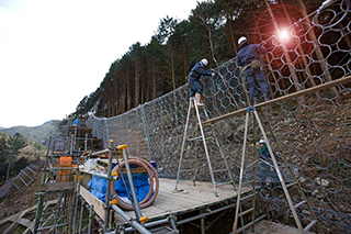 High tensile steel mesh barrier for rockfall protection